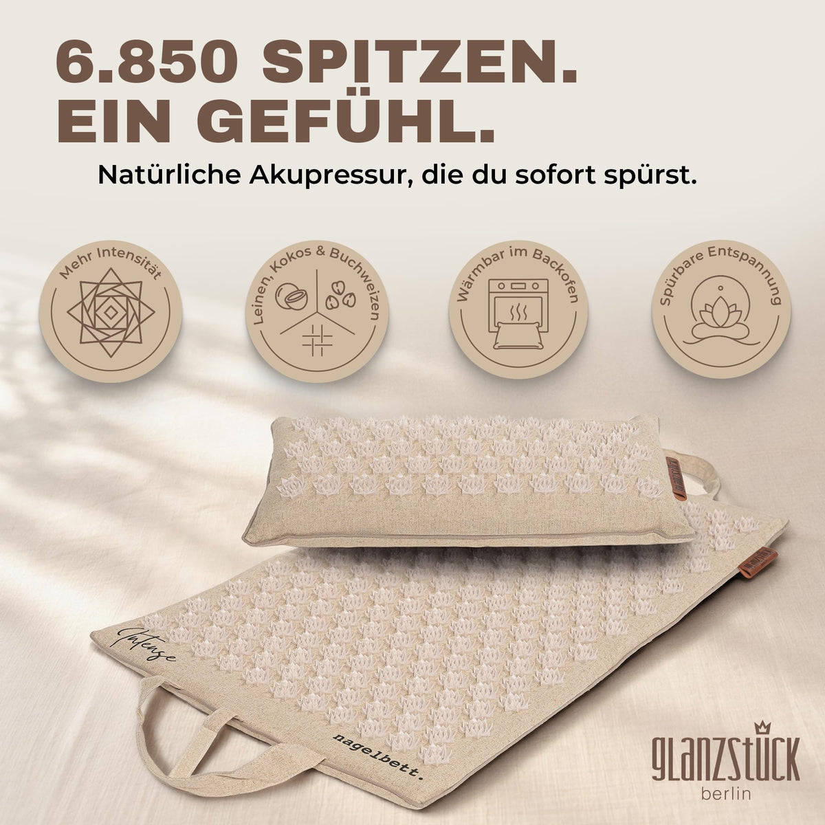 Glanzstück Berlin® Akupressurmatte XL – Set mit Kissen, Tragetasche & Reise-Rosette, 6.850 Blütenspitzen für Rücken, Nacken & Ganzkörper | 72 × 42 cm | Designed in Berlin