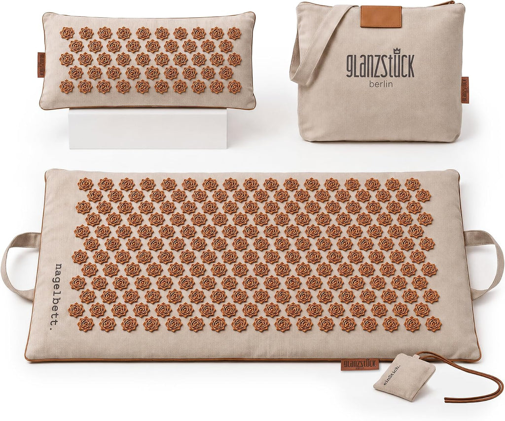 Glanzstück Berlin® Akupressurmatte XL – Set mit Kissen, Tragetasche & Reise-Rosette, 6.850 Blütenspitzen für Rücken, Nacken & Ganzkörper | 72 × 42 cm | Designed in Berlin