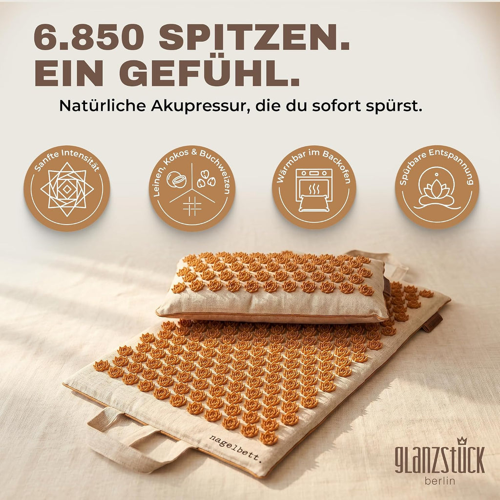 Glanzstück Berlin® Akupressurmatte XL – Set mit Kissen, Tragetasche & Reise-Rosette, 6.850 Blütenspitzen für Rücken, Nacken & Ganzkörper | 72 × 42 cm | Designed in Berlin